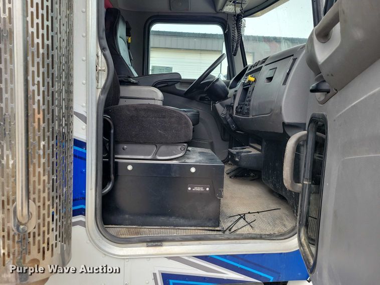 image for item EE0879 2016 Peterbilt 337 utility / service truck