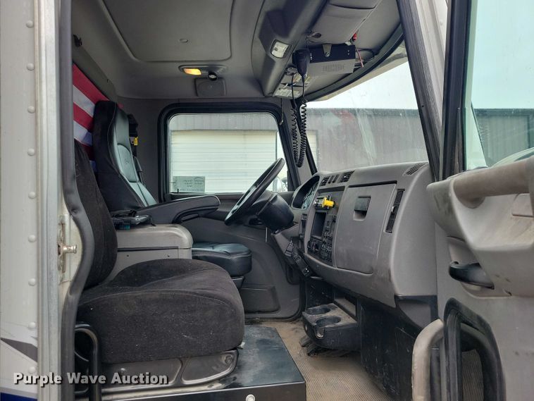 image for item EE0879 2016 Peterbilt 337 utility / service truck