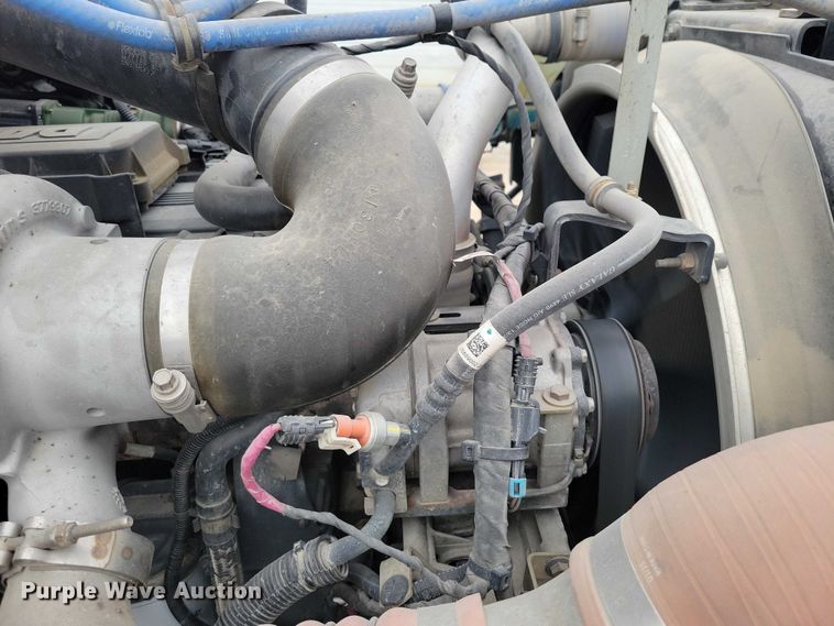 image for item EE0879 2016 Peterbilt 337 utility / service truck