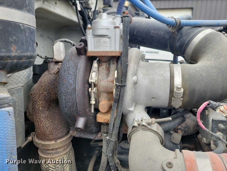 image for item EE0879 2016 Peterbilt 337 utility / service truck