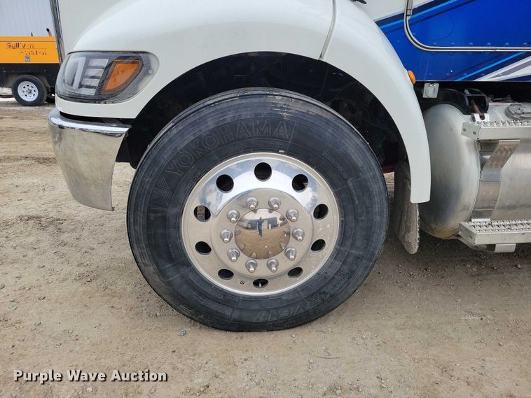 image for item EE0879 2016 Peterbilt 337 utility / service truck