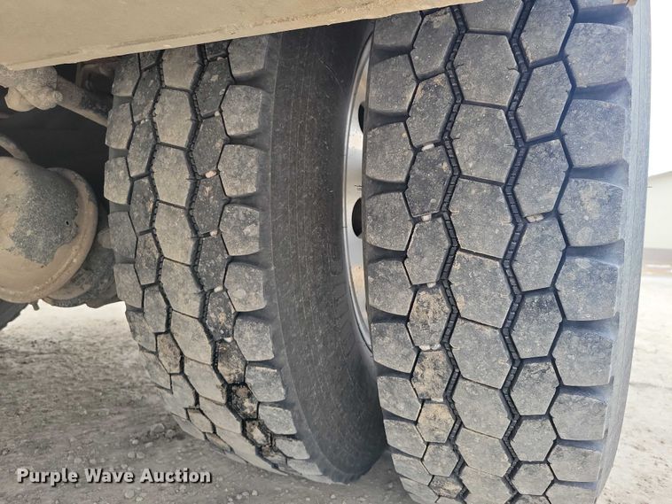 image for item EE0879 2016 Peterbilt 337 utility / service truck