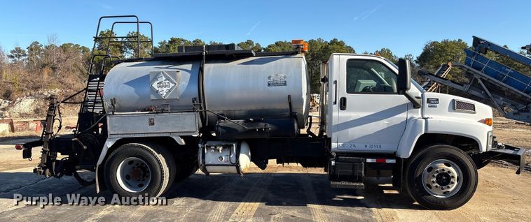 image for item EF0989 2008 GMC C7 oil distributor truck