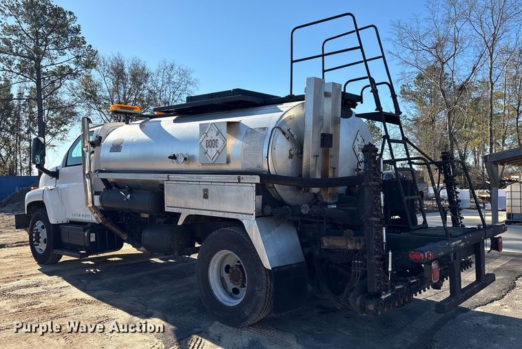 image for item EF0989 2008 GMC C7 oil distributor truck