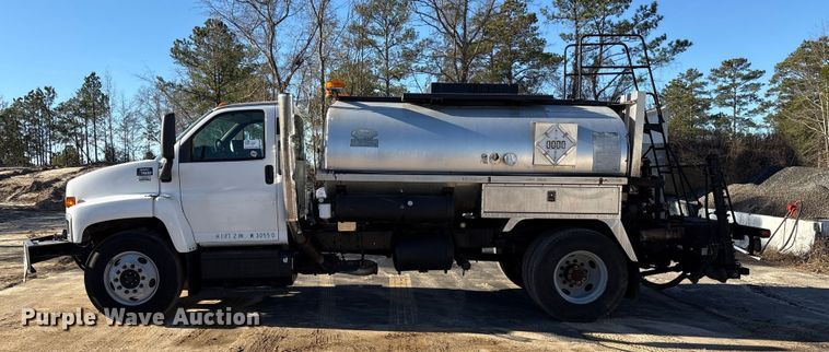 image for item EF0989 2008 GMC C7 oil distributor truck