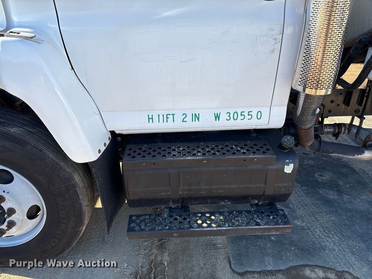 image for item EF0989 2008 GMC C7 oil distributor truck