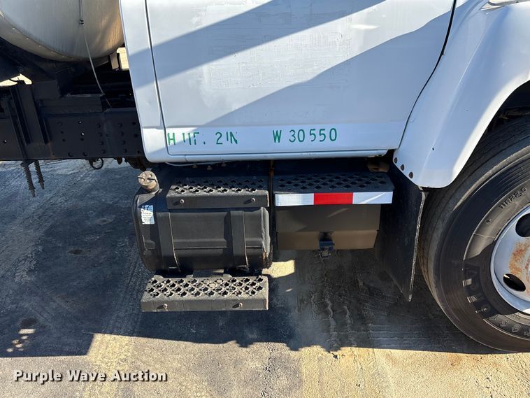 image for item EF0989 2008 GMC C7 oil distributor truck