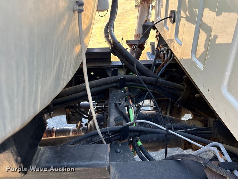 image for item EF0989 2008 GMC C7 oil distributor truck