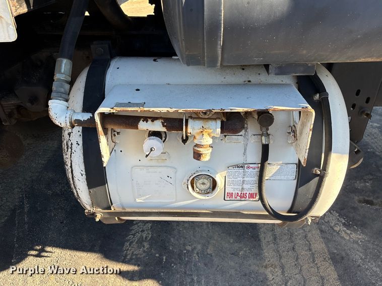 image for item EF0989 2008 GMC C7 oil distributor truck