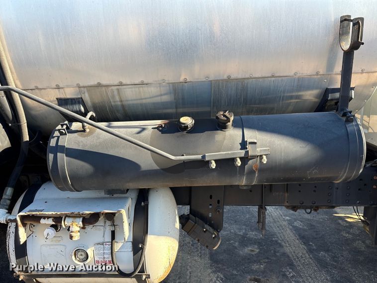 image for item EF0989 2008 GMC C7 oil distributor truck