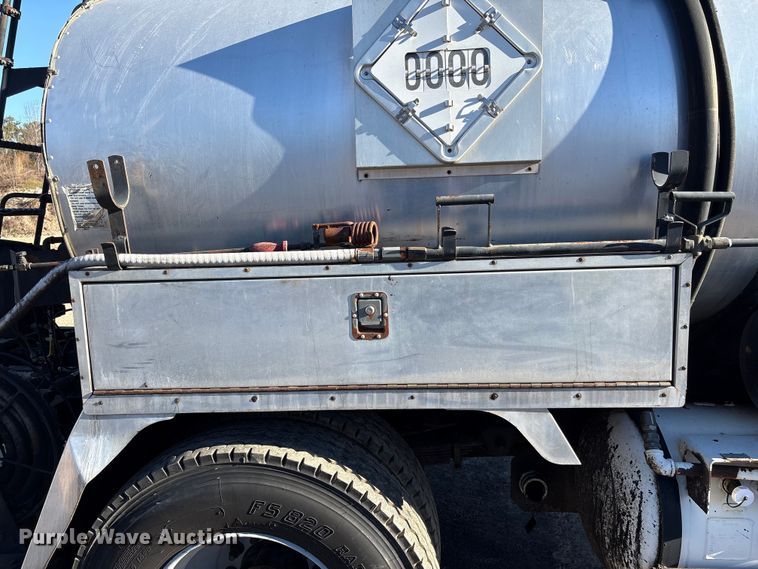 image for item EF0989 2008 GMC C7 oil distributor truck