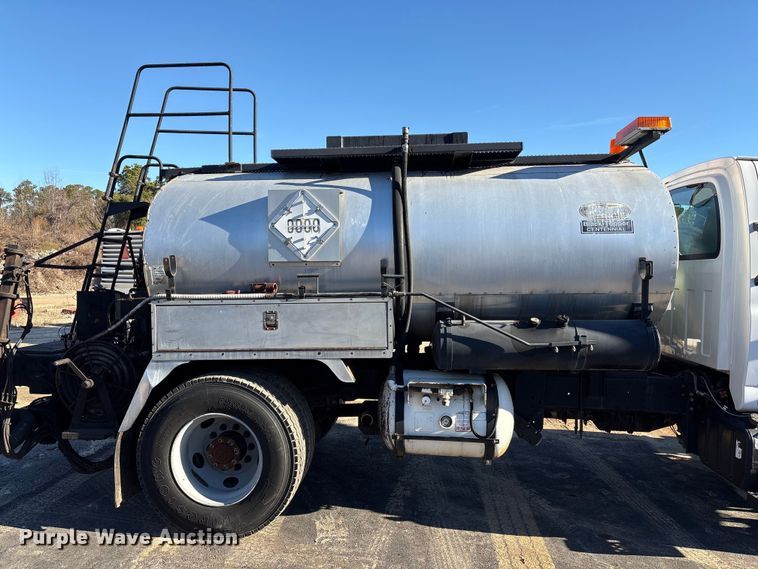 image for item EF0989 2008 GMC C7 oil distributor truck