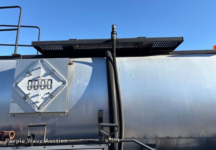 image for item EF0989 2008 GMC C7 oil distributor truck