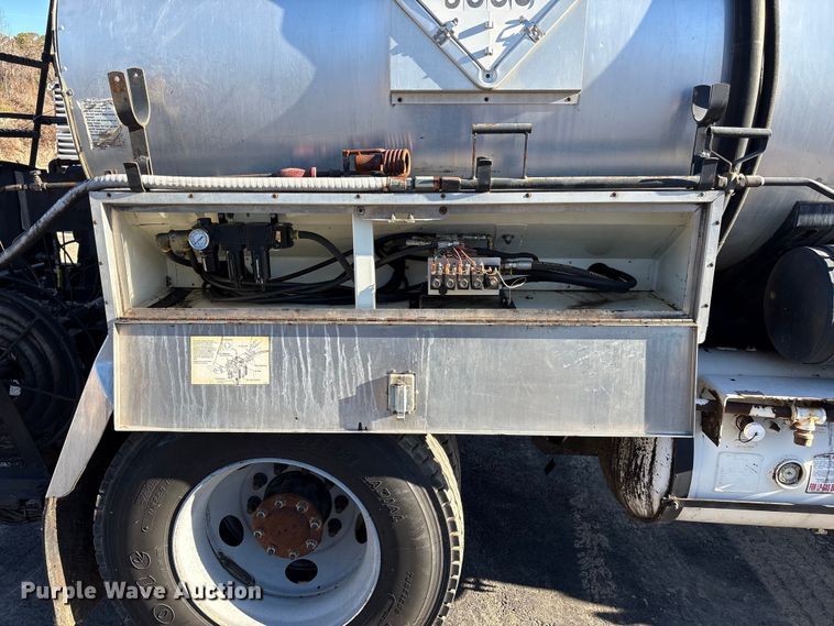 image for item EF0989 2008 GMC C7 oil distributor truck