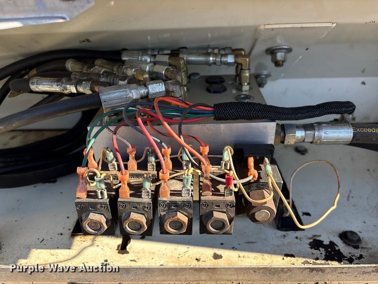 image for item EF0989 2008 GMC C7 oil distributor truck