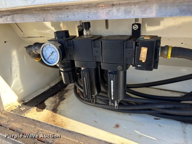 image for item EF0989 2008 GMC C7 oil distributor truck