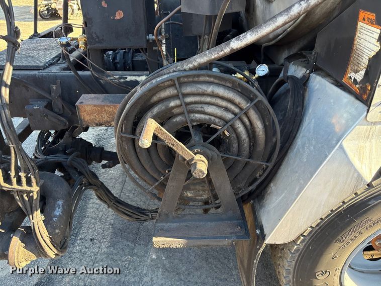 image for item EF0989 2008 GMC C7 oil distributor truck