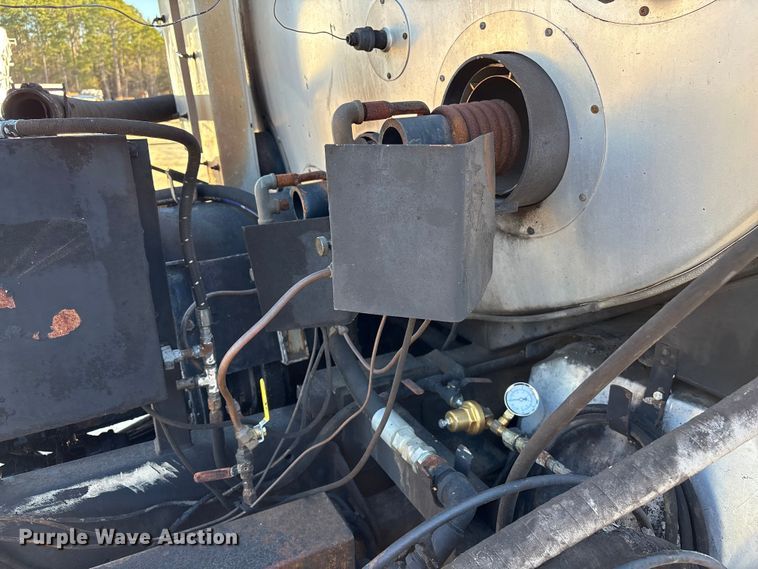 image for item EF0989 2008 GMC C7 oil distributor truck