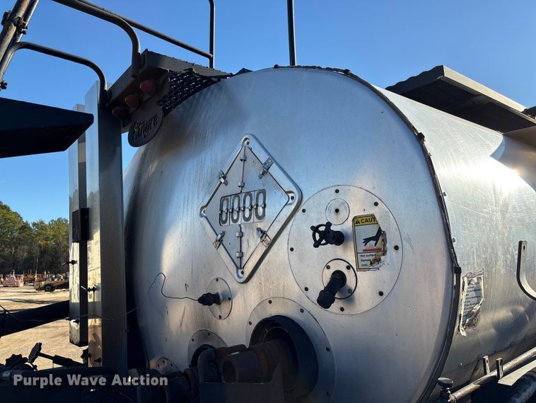 image for item EF0989 2008 GMC C7 oil distributor truck