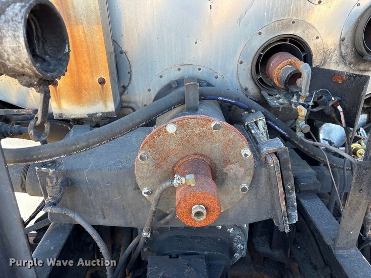 image for item EF0989 2008 GMC C7 oil distributor truck