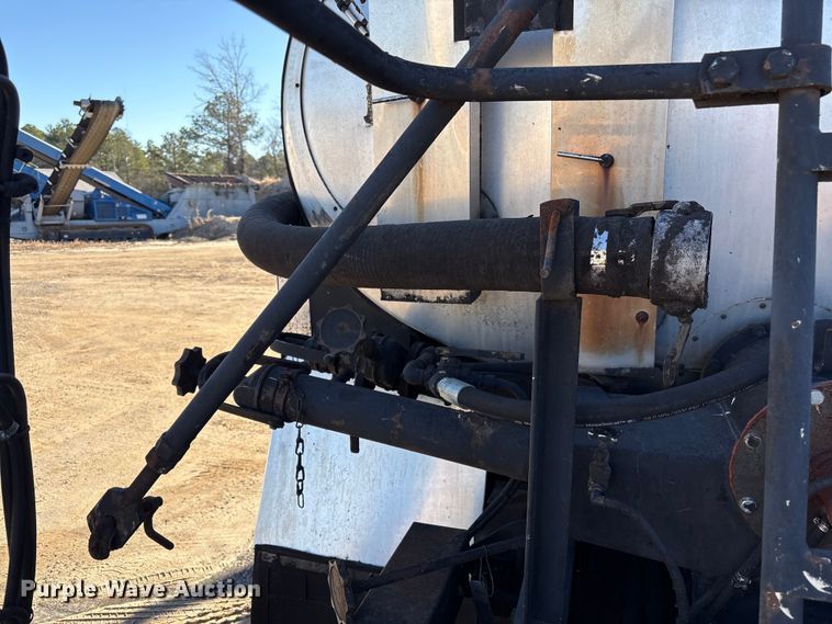 image for item EF0989 2008 GMC C7 oil distributor truck