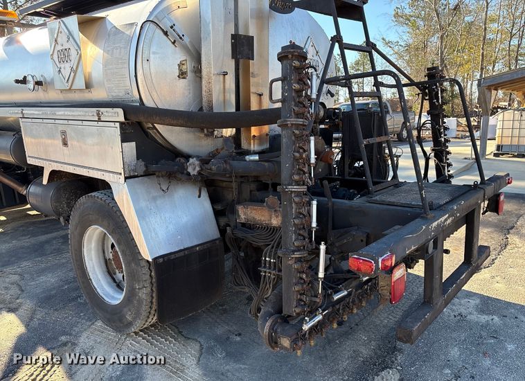 image for item EF0989 2008 GMC C7 oil distributor truck