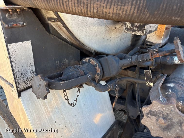 image for item EF0989 2008 GMC C7 oil distributor truck