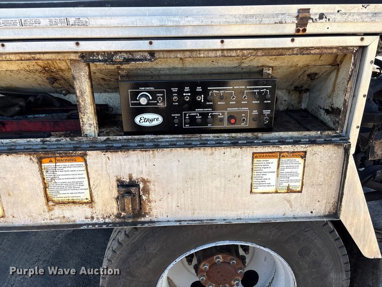 image for item EF0989 2008 GMC C7 oil distributor truck