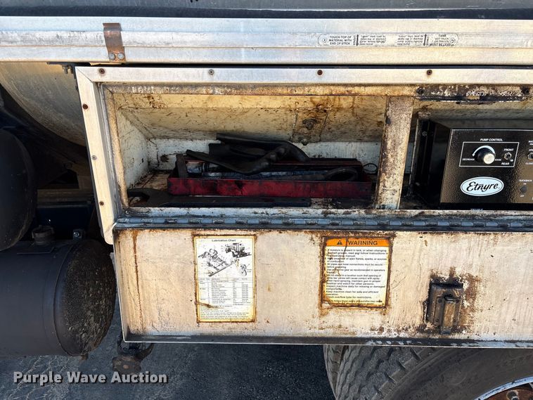 image for item EF0989 2008 GMC C7 oil distributor truck