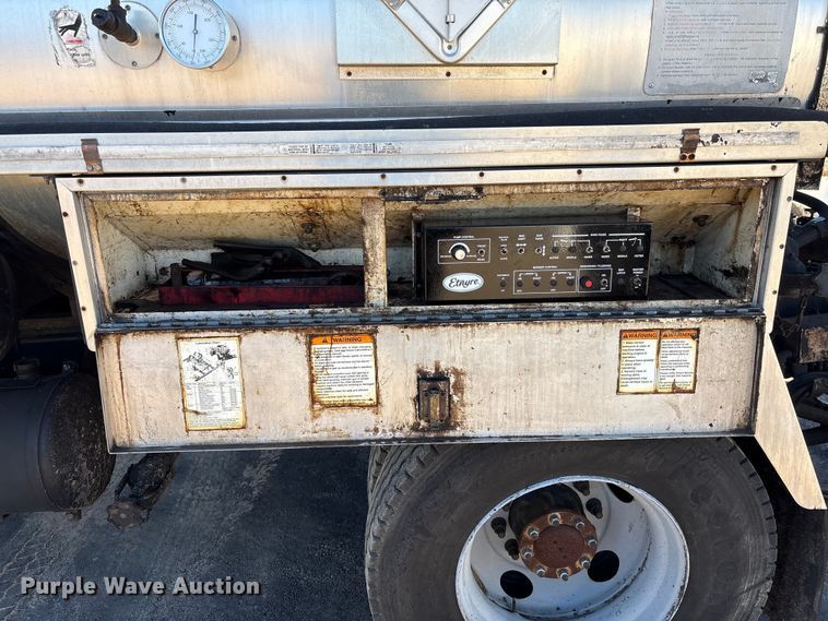 image for item EF0989 2008 GMC C7 oil distributor truck