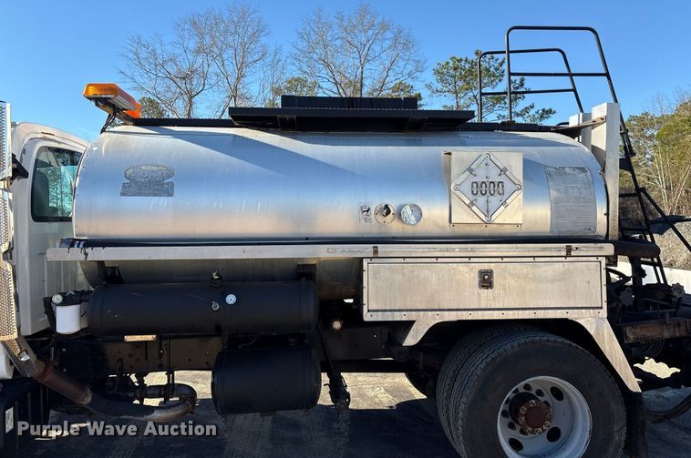 image for item EF0989 2008 GMC C7 oil distributor truck