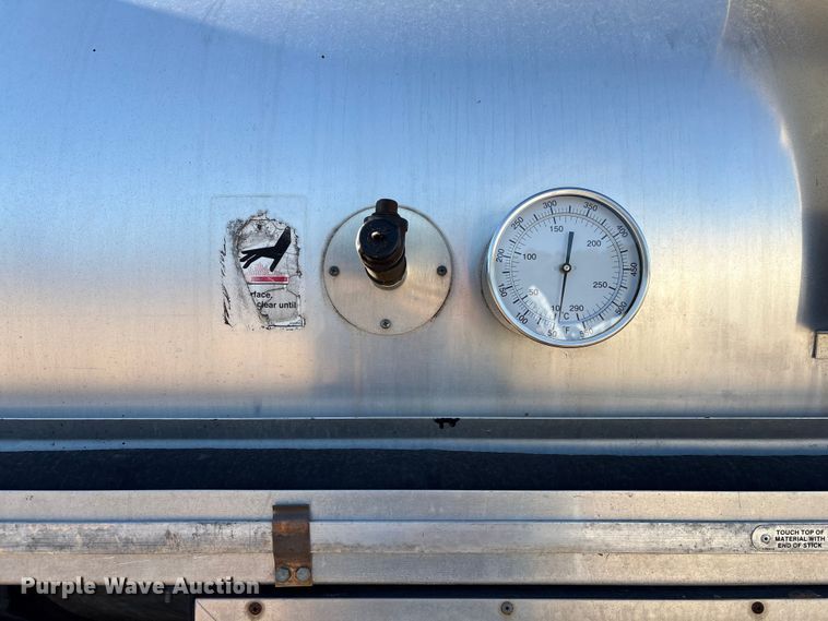 image for item EF0989 2008 GMC C7 oil distributor truck