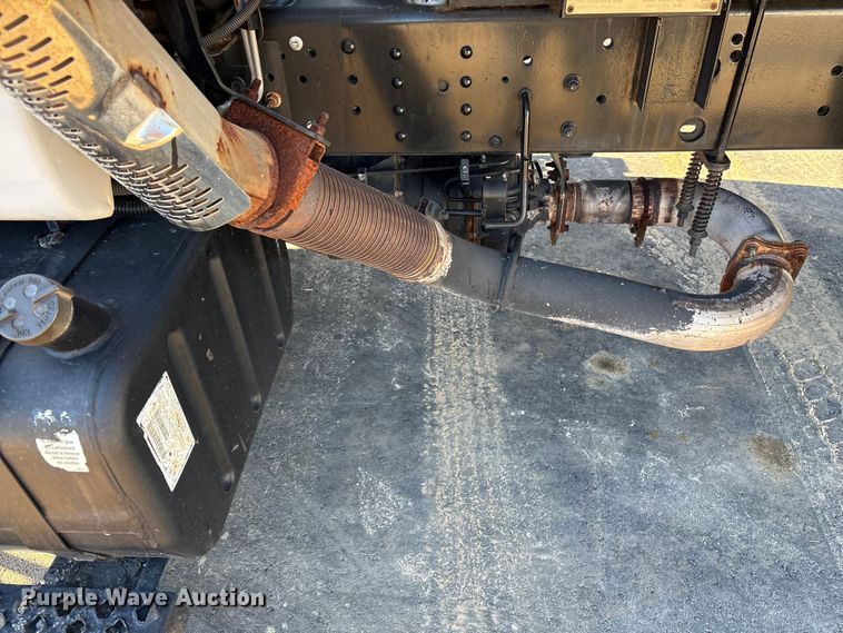 image for item EF0989 2008 GMC C7 oil distributor truck