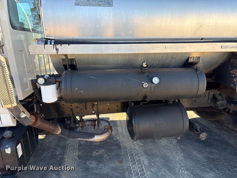 image for item EF0989 2008 GMC C7 oil distributor truck