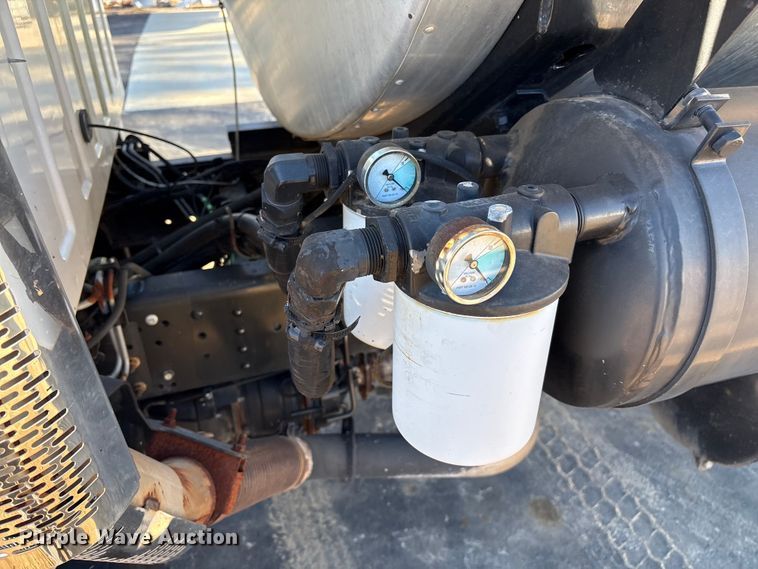 image for item EF0989 2008 GMC C7 oil distributor truck