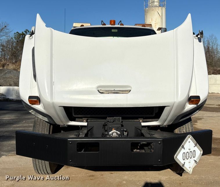 image for item EF0989 2008 GMC C7 oil distributor truck