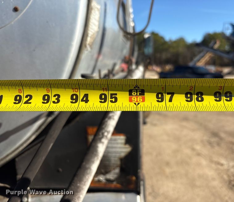 image for item EF0989 2008 GMC C7 oil distributor truck