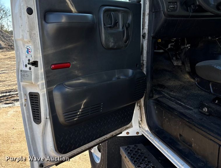 image for item EF0989 2008 GMC C7 oil distributor truck