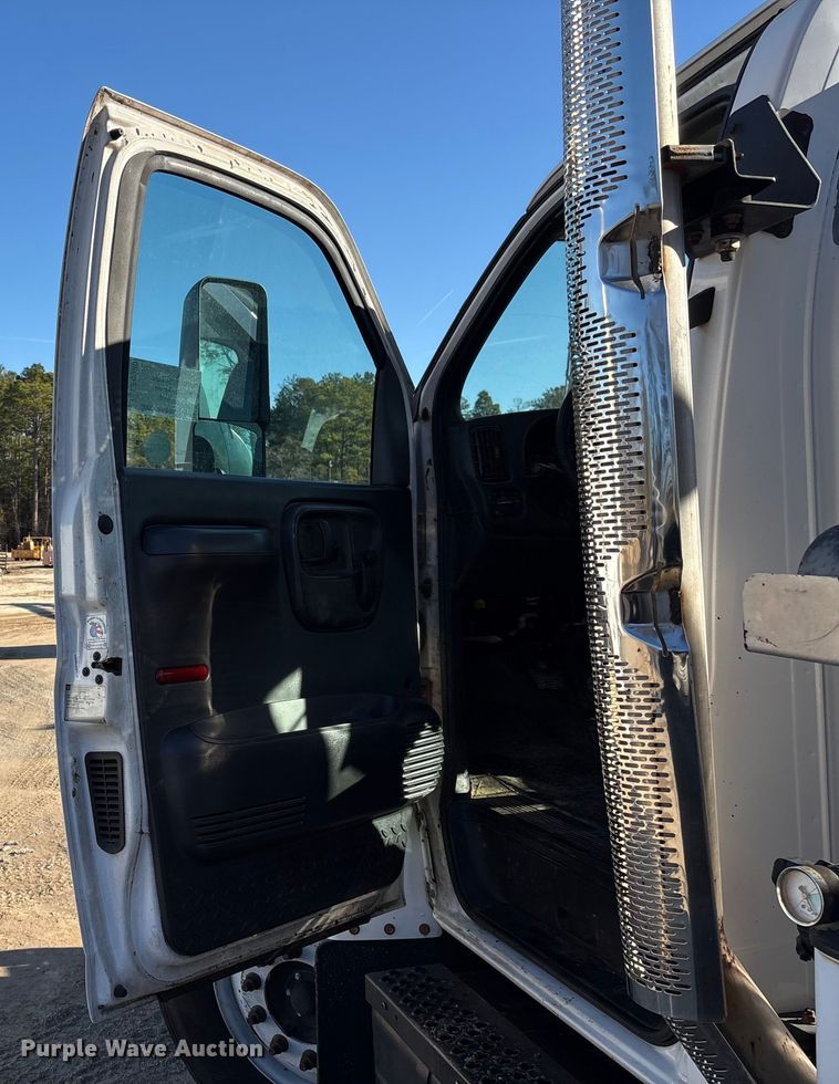 image for item EF0989 2008 GMC C7 oil distributor truck