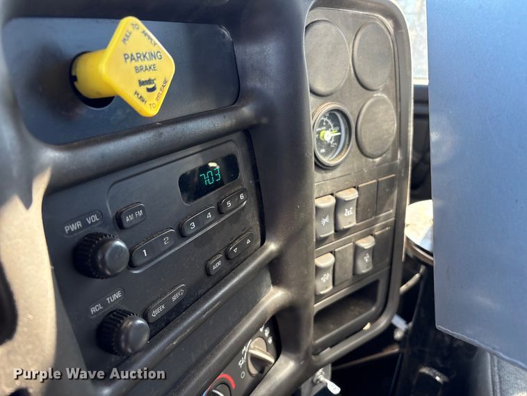 image for item EF0989 2008 GMC C7 oil distributor truck