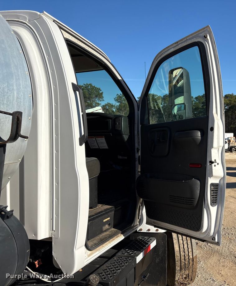 image for item EF0989 2008 GMC C7 oil distributor truck