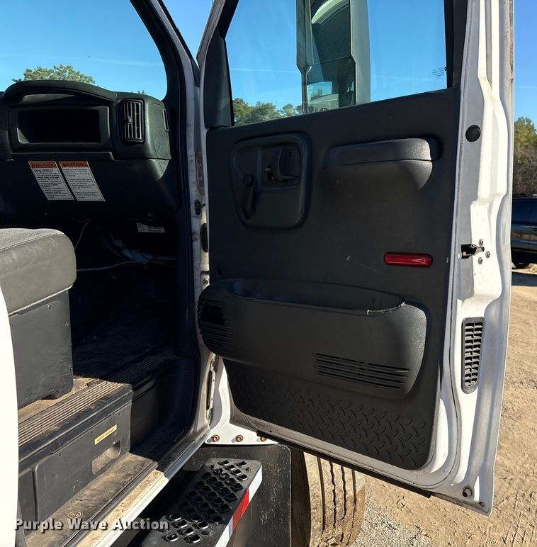 image for item EF0989 2008 GMC C7 oil distributor truck