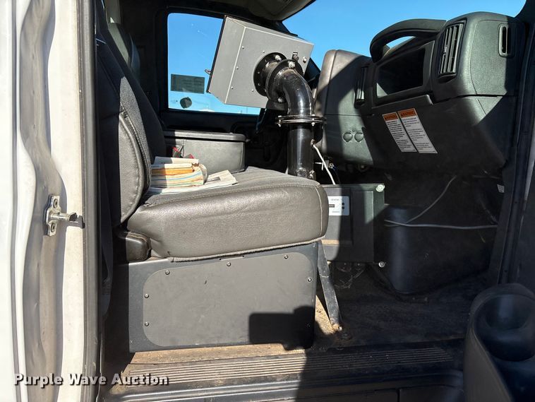 image for item EF0989 2008 GMC C7 oil distributor truck