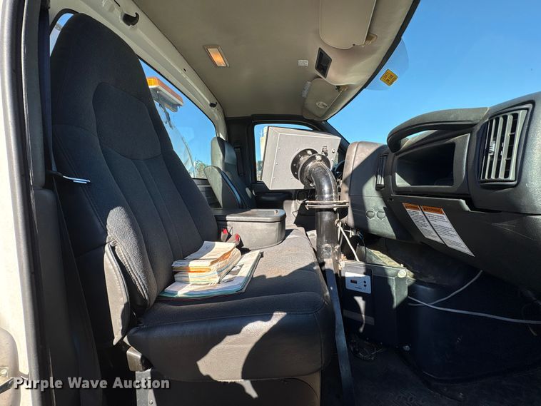 image for item EF0989 2008 GMC C7 oil distributor truck