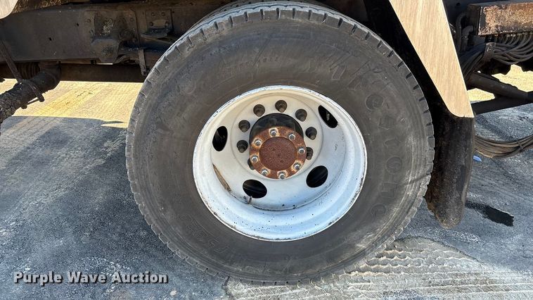 image for item EF0989 2008 GMC C7 oil distributor truck