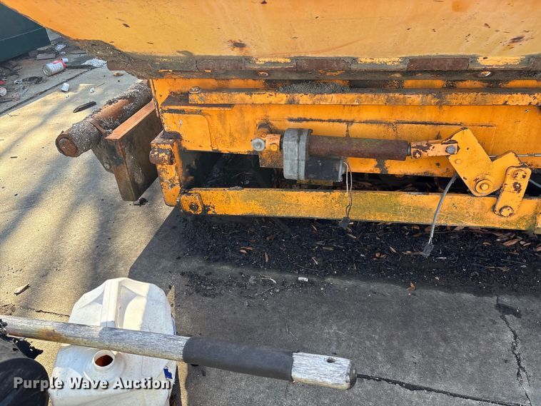 image for item EF0992 Lee Boy 8500 paver