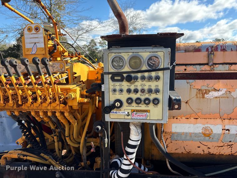 image for item EF0992 Lee Boy 8500 paver