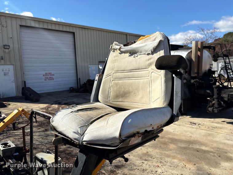 image for item EF0992 Lee Boy 8500 paver