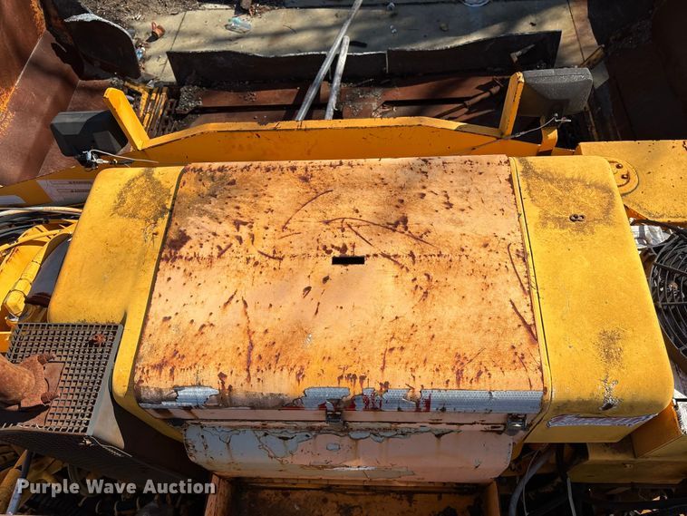 image for item EF0992 Lee Boy 8500 paver