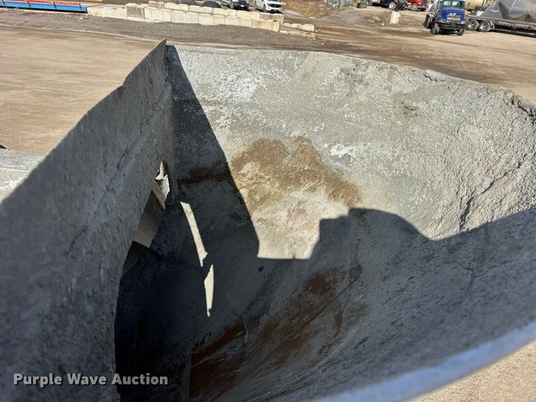 image for item EF2434 2005 Sterling Truck L-Line ready mix truck